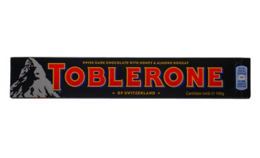 27 Mart 2022 Ukrayna şehri Kyiv Toblerone İsviçre sütlü çikolatası beyaz arka planda.