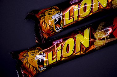 22 Mart 2022, Ukrayna şehri Kyiv çikolatası Nestle 'li Aslan koyu bir arka planda