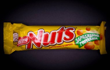 22 Mart 2022, Ukrayna şehri Kyiv Nuts, Nestle şirketinden çikolatalı çikolata.