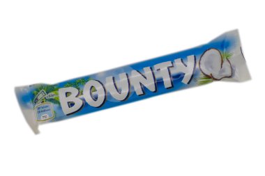 28 Mart 2022 Beyaz arka planda Bounty çikolatası