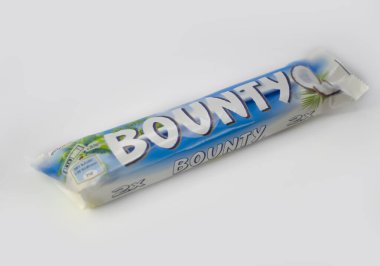 28 Mart 2022 Beyaz arka planda Bounty çikolatası