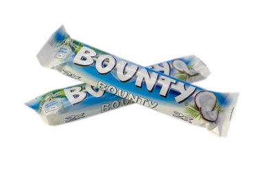 28 Mart 2022 Beyaz arka planda Bounty çikolatası