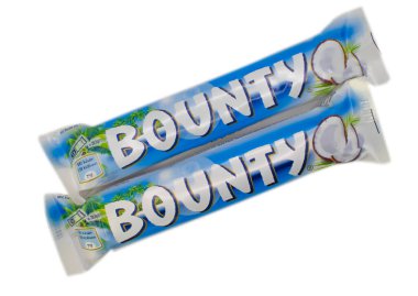 28 Mart 2022 Beyaz arka planda Bounty çikolatası