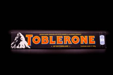 27 Mart 2022 Ukrayna şehri Kyiv Toblerone İsviçre sütlü çikolatasını koyu arka planda bıraktı.