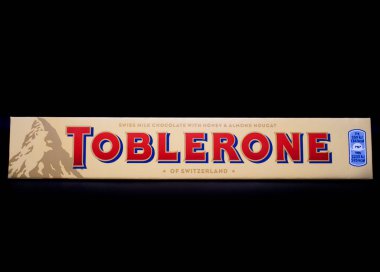 27 Mart 2022 Ukrayna şehri Kyiv Toblerone İsviçre sütlü çikolatasını koyu arka planda bıraktı.