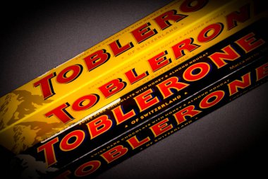 27 Mart 2022 Ukrayna şehri Kyiv Toblerone İsviçre sütlü çikolatasını koyu arka planda bıraktı.