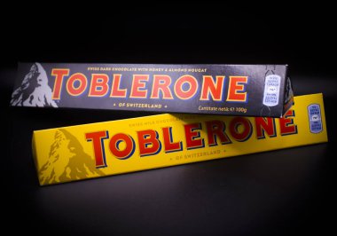 27 Mart 2022 Ukrayna şehri Kyiv Toblerone İsviçre sütlü çikolatasını koyu arka planda bıraktı.