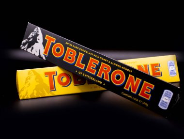 27 Mart 2022 Ukrayna şehri Kyiv Toblerone İsviçre sütlü çikolatasını koyu arka planda bıraktı.