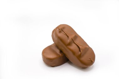 Beyaz arkaplanda izole edilmiş çikolata