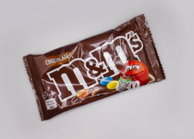 29 Mart 2022 Ukrayna, Kyiv şehri, Mars Inc. 'in hafif arka planda yaptığı sütlü çikolata şekerleri.