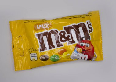 29 Mart 2022 Ukrayna, Kyiv şehri, Mars Inc. 'in hafif arka planda yaptığı sütlü çikolata şekerleri.