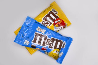 29 Mart 2022 Ukrayna, Kyiv şehri, Mars Inc. 'in hafif arka planda yaptığı sütlü çikolata şekerleri.