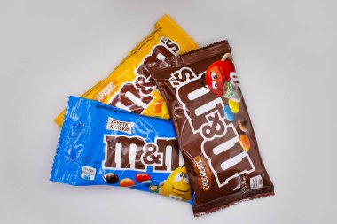 29 Mart 2022 Ukrayna, Kyiv şehri, Mars Inc. 'in hafif arka planda yaptığı sütlü çikolata şekerleri.