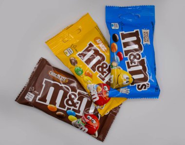 29 Mart 2022 Ukrayna, Kyiv şehri, Mars Inc. 'in hafif arka planda yaptığı sütlü çikolata şekerleri.