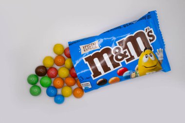 29 Mart 2022 Ukrayna, Kyiv şehrinin açık arkaplanlı sütlü çikolatası.