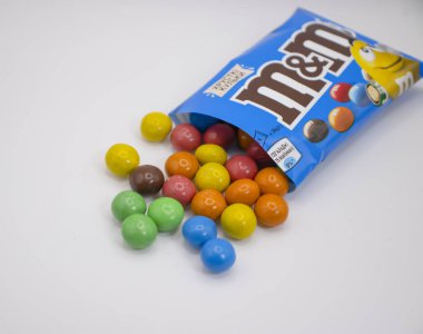 29 Mart 2022 Ukrayna, Kyiv şehrinin açık arkaplanlı sütlü çikolatası.