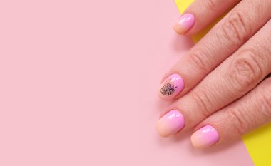 Kadın eli. Renkli arka planda güzel bir manikür.