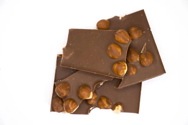 Pedaços Chocolate Com Avelãs Fundo Branco — Fotografia de Stock