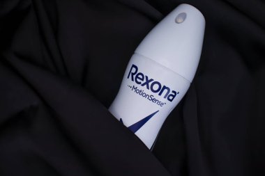 3 Eylül 2022 Ukrayna, ipek arka planda Kyiv Rekson deodorantı