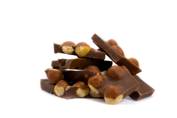 Pezzi Cioccolato Con Nocciole Sfondo Bianco — Foto Stock