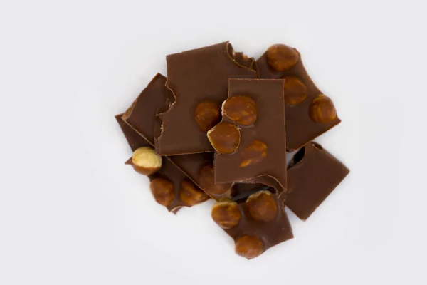 Coklat Potongan Dengan Hazelnut Pada Latar Belakang Putih — Stok Foto
