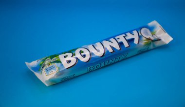 28 Mart 2022, Ukrayna şehri Kyiv Bounty çikolata renkli bir arka plan