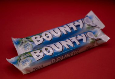 28 Mart 2022, Ukrayna şehri Kyiv Bounty çikolata renkli bir arka plan