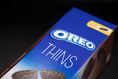 27 Mart 2022 Ukrayna şehri Kyiv 'in Nabisco çikolatalı sandviç paketi koyu arkaplan