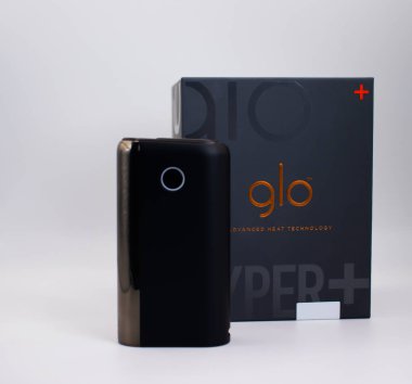 Kiev, Ukrayna - 5 Nisan 2022 GLO - tütünü ısıtmak ve beyaz arka planda sigara içmek için bir cihaz