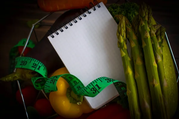 Frisches Gemüse Leerer Notizblock Auf Holzgrund — Stockfoto