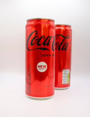 18 Mart 2022, Ukrayna şehri Kyiv, beyaz arka planda şekersiz bir kutu Coca Cola.