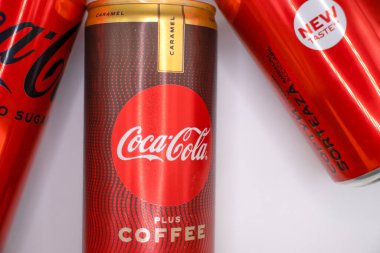 18 Mart 2022, Ukrayna şehri Kyiv, beyaz arka planda şekersiz bir kutu Coca Cola.