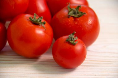 Tahta arka planda olgun domatesler