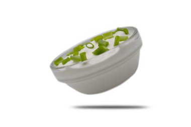 Beyaz arkaplanda yeşil soğanlı ekşi krema