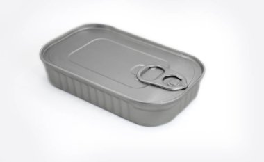 Beyaz arka plan üzerinde izole konserve balık