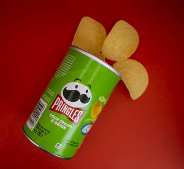 11 Nisan 2022 Ukrayna, renkli arka planda Kyiv Pringles çipleri