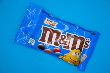 29 Mart 2022 Ukrayna, Kyiv şehri renkli bir arka planda M & M sütlü çikolata şekerlemeleri