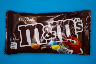 29 Mart 2022 Ukrayna, Kyiv şehri renkli bir arka planda M & M sütlü çikolata şekerlemeleri