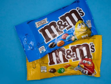 29 Mart 2022 Ukrayna, Kyiv şehri renkli bir arka planda M & M sütlü çikolata şekerlemeleri