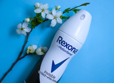 16 Nisan 2022 Ukrayna şehri Kyiv deodorantı Rexona ve çiçekler