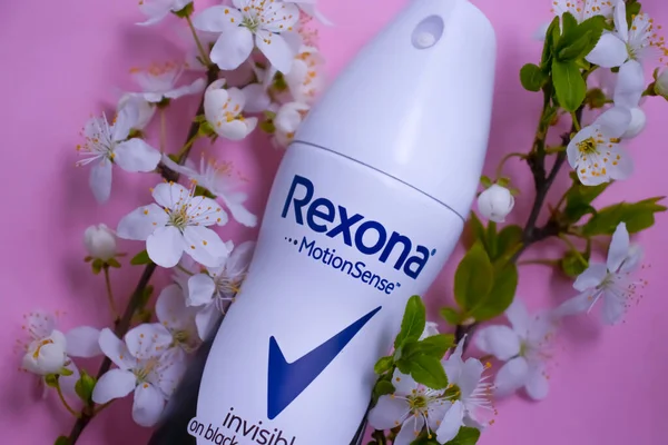 16 Nisan 2022 Ukrayna şehri Kyiv deodorantı Rexona ve çiçekler