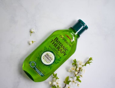 16 Nisan 2022 Ukrayna 'nın Kyiv kenti, Garnier şirketinden şampuan botanik terapisi