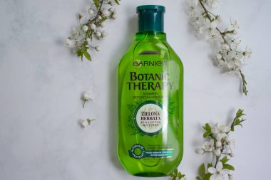 16 Nisan 2022 Ukrayna 'nın Kyiv kenti, Garnier şirketinden şampuan botanik terapisi