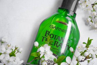 16 Nisan 2022 Ukrayna 'nın Kyiv kenti, Garnier şirketinden şampuan botanik terapisi