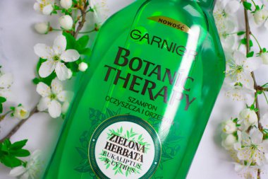 16 Nisan 2022 Ukrayna 'nın Kyiv kenti, Garnier şirketinden şampuan botanik terapisi