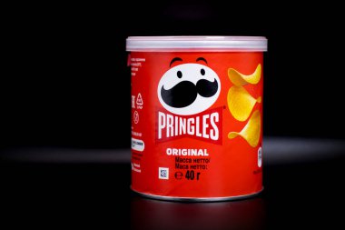14 Nisan 2022 Ukrayna şehri Kyiv Pringles çipleri koyu bir arka planda
