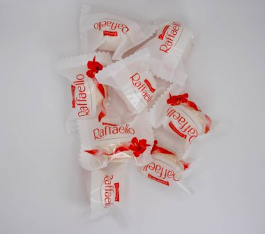 22 Nisan 2022 Ukrayna şehri Kyiv, Raffaello şekerleri