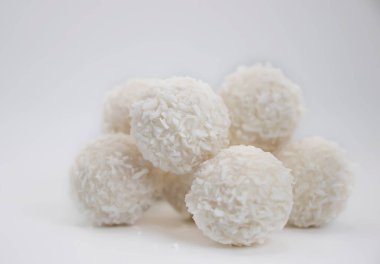 Hindistan cevizi şeker beyaz arka plan üzerinde