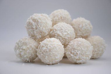 Hindistan cevizi şeker beyaz arka plan üzerinde