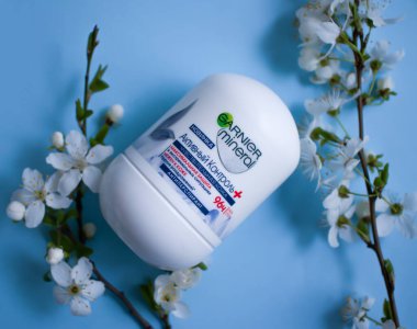 16 Nisan 2022 Ukrayna, Kyiv deodorantının şehri Garnier kiraz çiçekleri